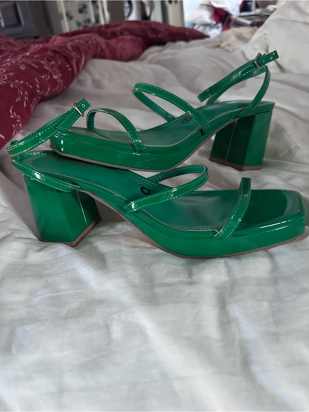 Cushionaire Roma strappy platform dress sandals Patent Leather Kelly Green W8